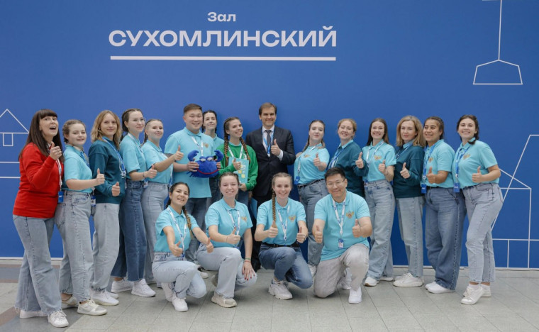 Минпросвещения России поделилось рекомендациями по реализации программы воспитательной работы от вожатского отряда «Россия».